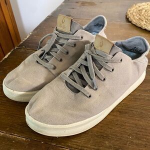 Women’s size 9 OluKai sneaker